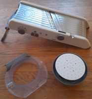 Mandoline Reibe mit Schutz, top!