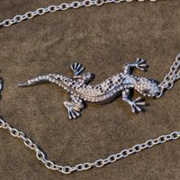 Silberfarbige Halskette mit Gecko-Anhänger, neuwertig