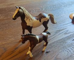 Schleich Pferde: Pinto Stute und Fohlen, 2 Figuren
