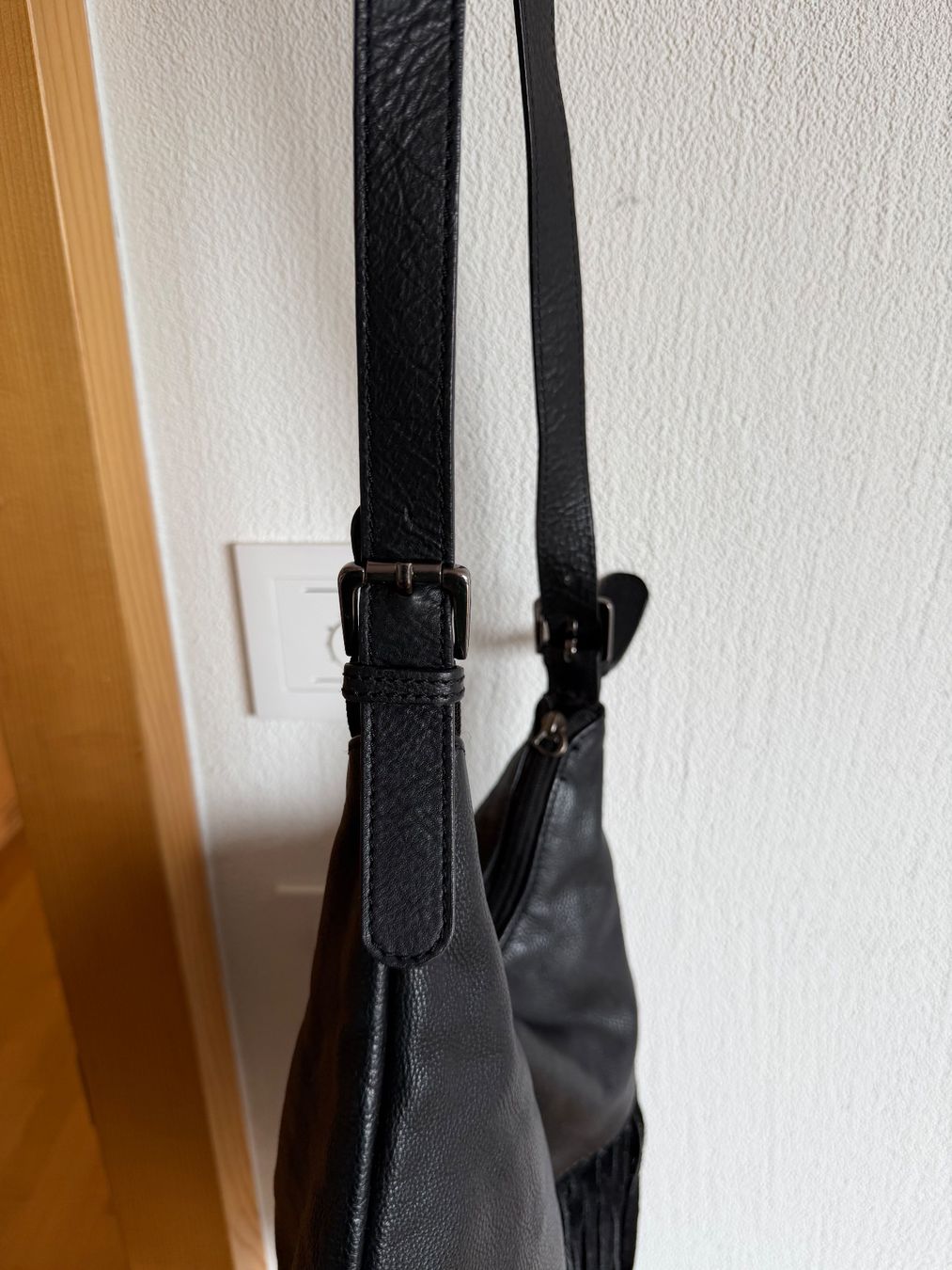 Globus Borse da donna: Schwarze Globus Ledertasche mit Fransen – Nuovo (secondo la descrizione) da Chur venduto da Caroline__ 2