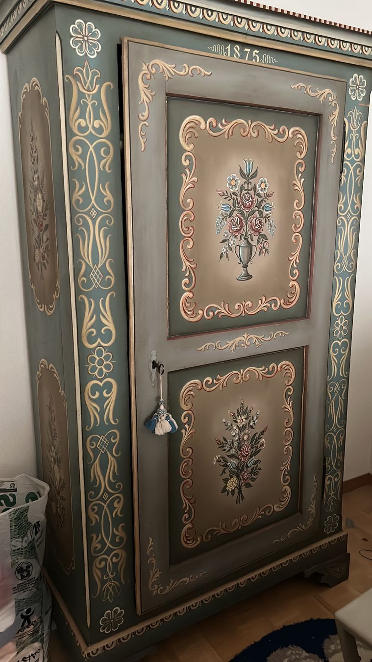Armadi: Schöner alter Bauernmalerei Schrank – Usato da Luzern venduto da readyforlife