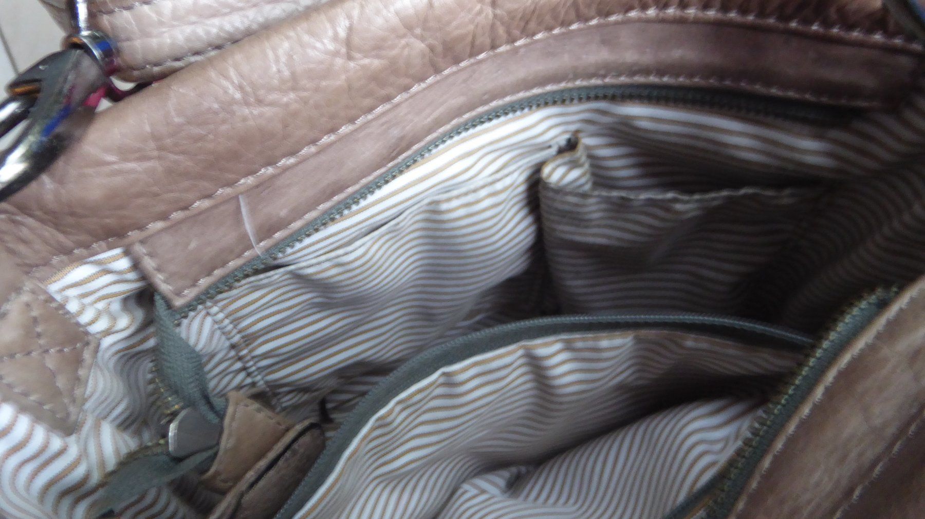 Taschen für Damen: Kleinere Leder Handtasche RADA NATURE – Gebraucht aus Sargans von Benziner 3