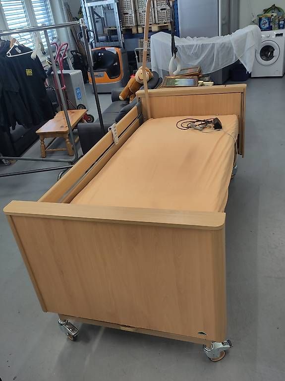 Lits: Burmeier Elektrobett / Pflegebett Dali 2024 – D'occasion à Pratteln par Cartonsducoeur_bl