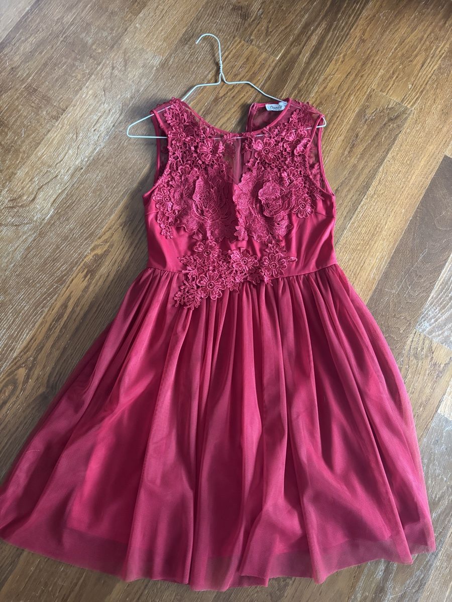 Kleider: Schönes Kleid in dunkelrot Gr. M – Neu und originalverpackt aus Winterthur von Sauter3000