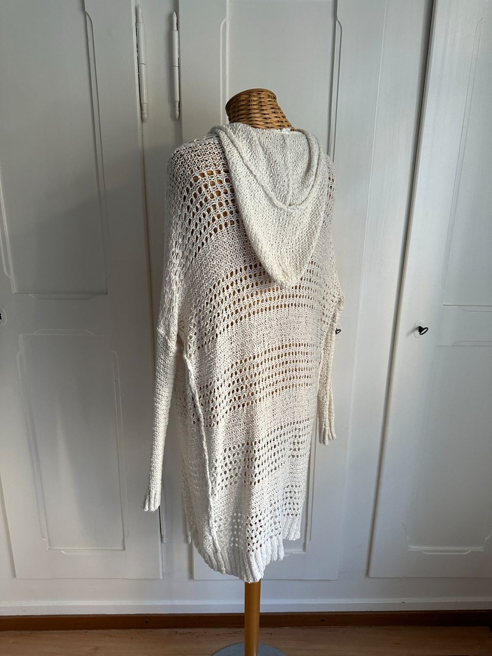 Hollister Jacken: HOLLISTER - Strickjacke weiss XS/S – Gebraucht aus Zürich von Diazaio 2