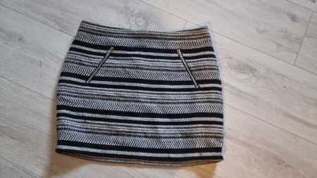 Schicker Winterrock Gr. s schwarz/weiss gestreift