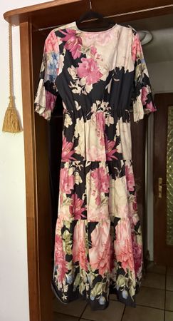 Kleid mit Blumenmuster Grösse M getragen