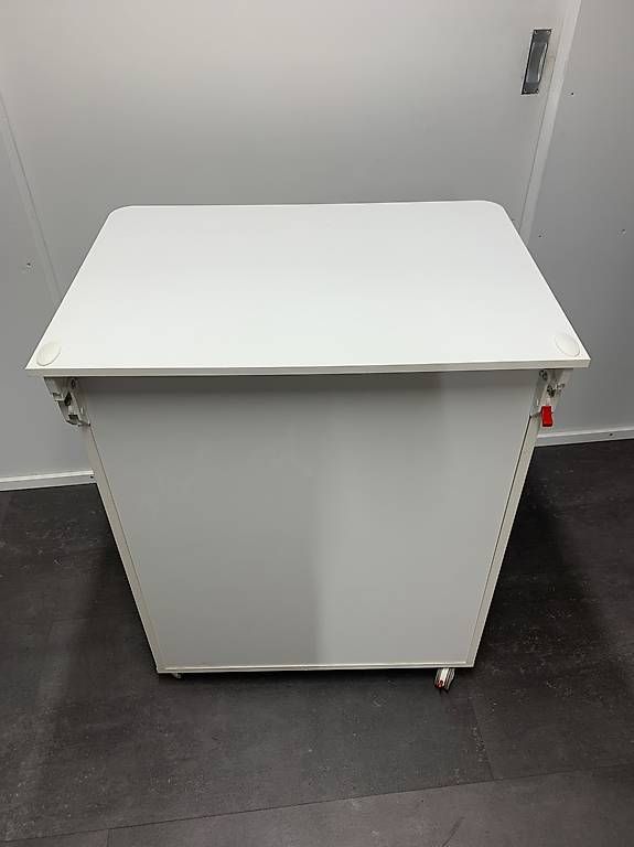 Wickeltisch & Zubehör: Massiver Wickeltisch mit integrierter Badewanne – Gebraucht aus Bettlach von Mondial8 4