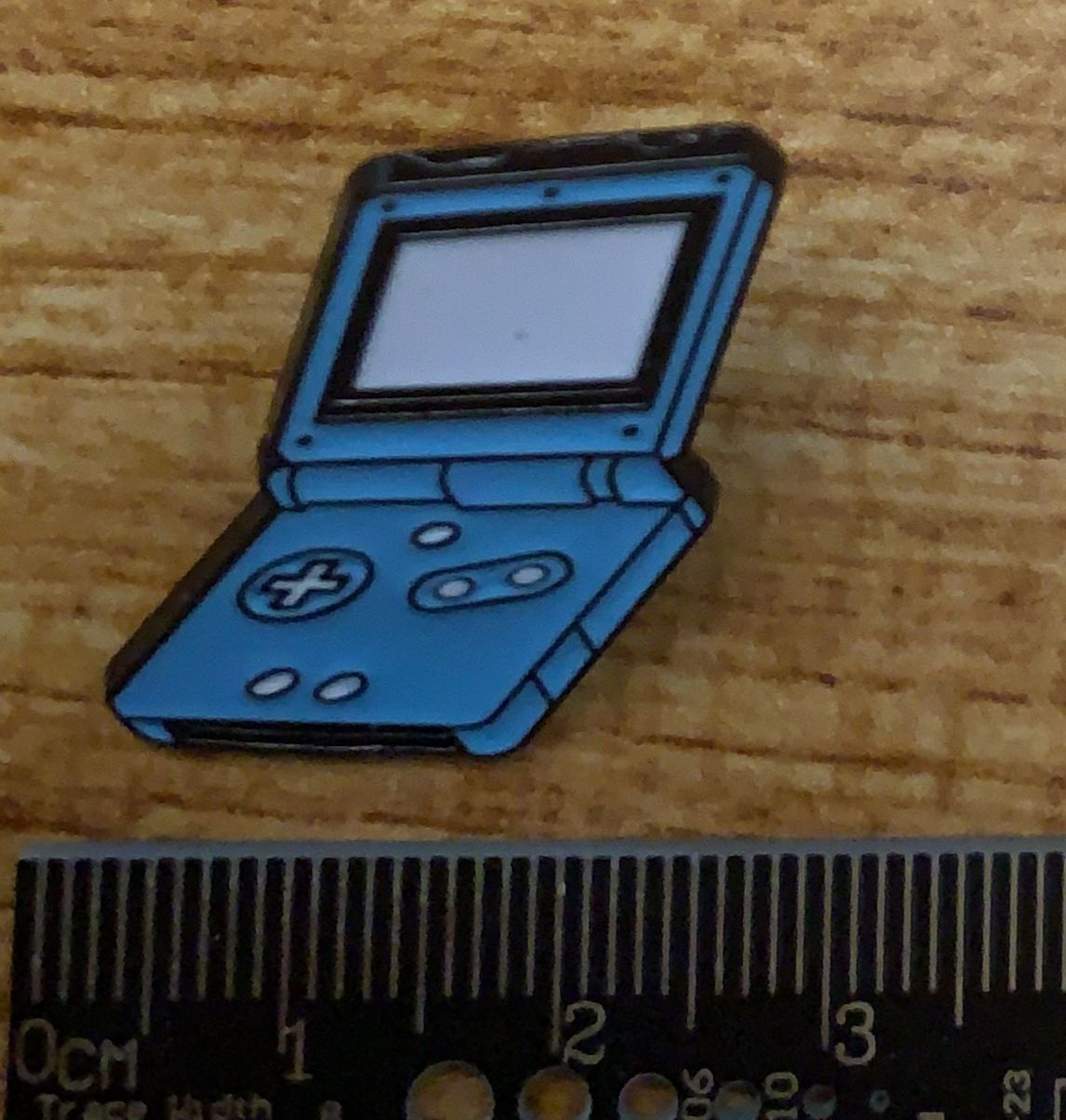 Konsolen: Pin Gameboy sp – Neu und originalverpackt aus Gebenstorf von RetroFuture