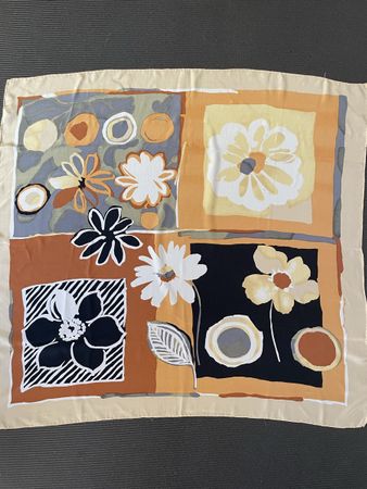 Foulard en soie motif floral beige noir 