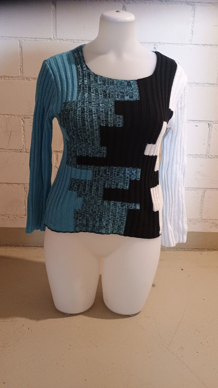 Maglioni & Felpe: Pullover türkis/schwarz/weiss Gr. ca. 38 – Usato da Rothrist venduto da GIWALD