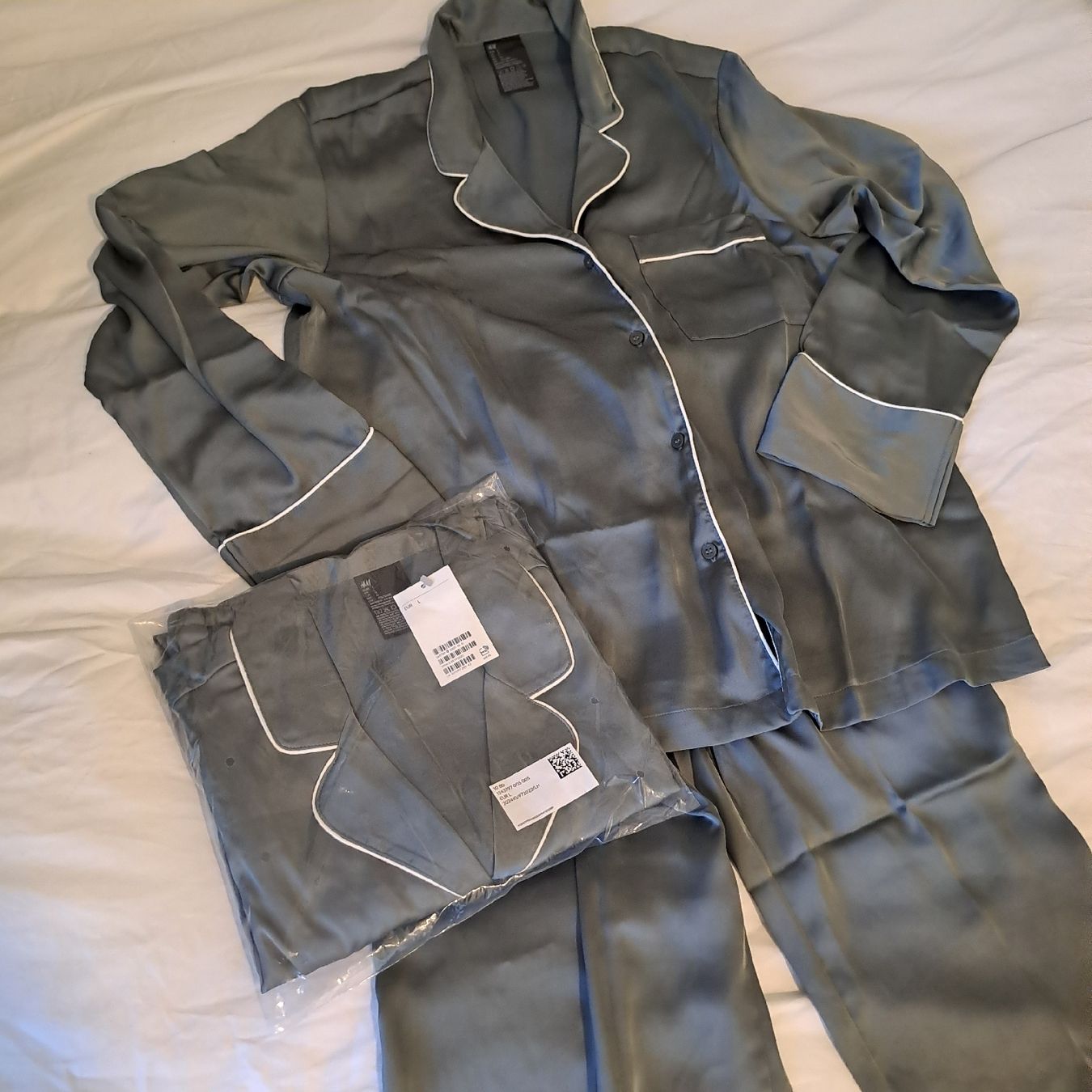 Negligees & Pyjamas: Satin pyjama H&M – Neu und originalverpackt aus Oberengstringen von ger_v5h5 9