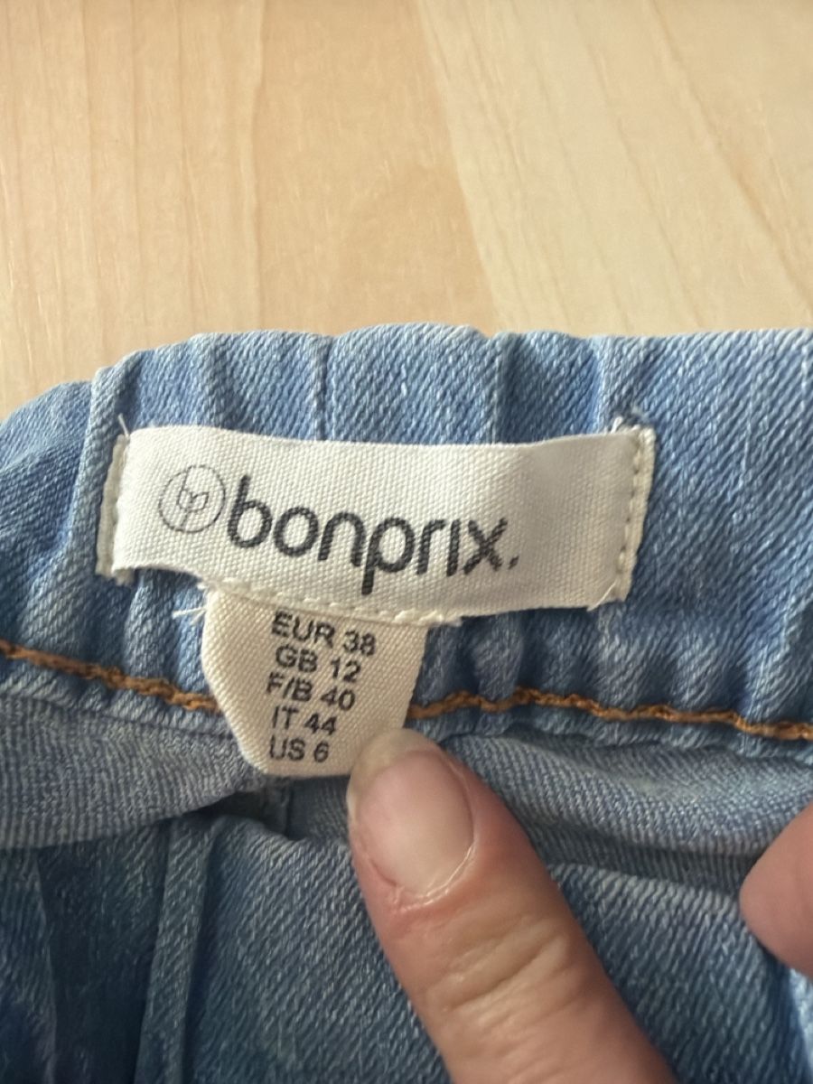 Jeans: Jeans Damen in Grösse 38 muss bis 20.08.26 weg sein – Nuovo (secondo la descrizione) da Samedan venduto da Tiina__93 1