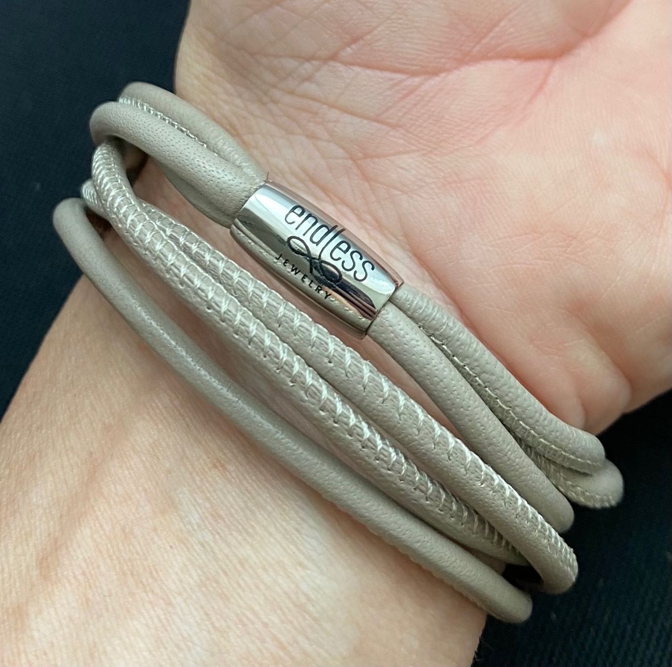 Bracciali & Braccialetti: Lederarmband 40cm, Verschluss magnetisch, schlammfarben – Usato da Reichenburg venduto da Noxima 1