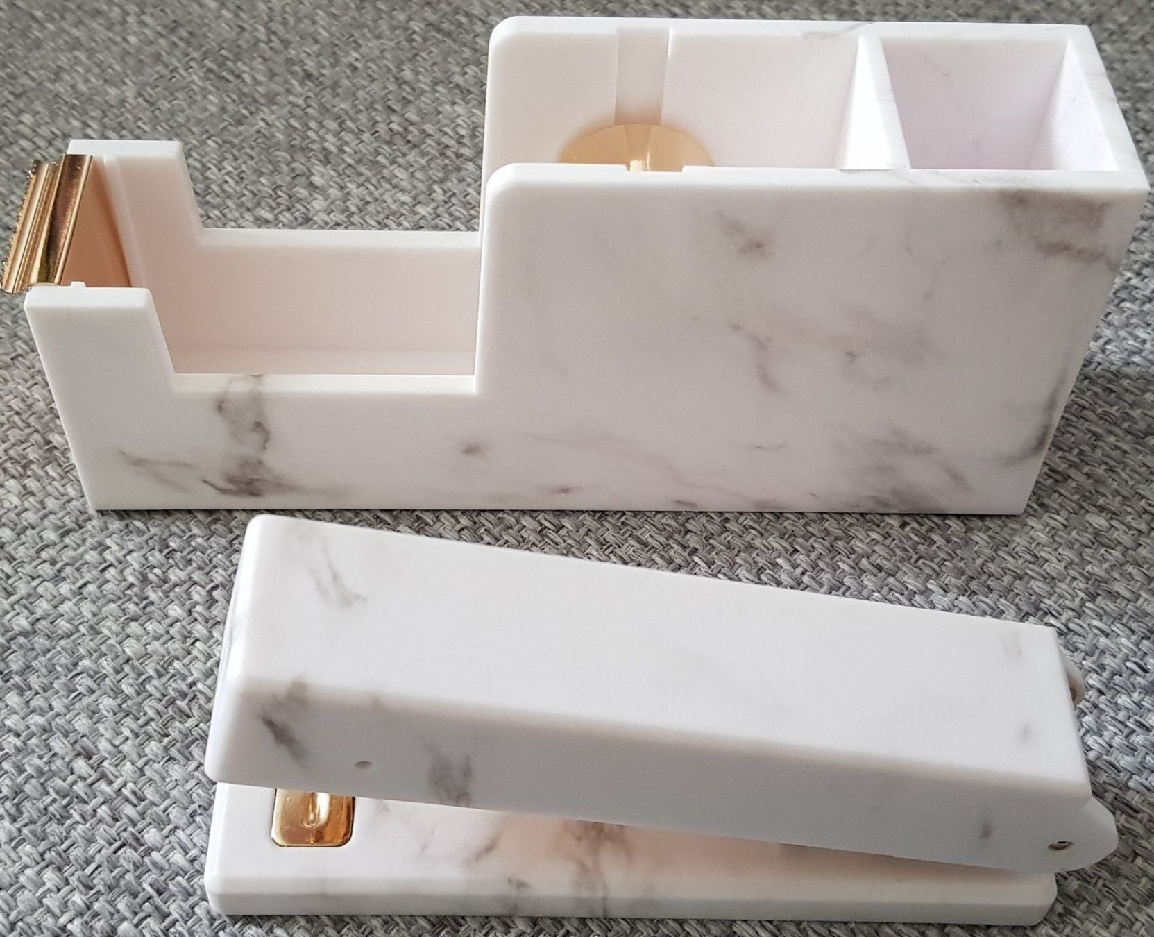 Tutti gli attrezzi: Heftklammergerät + Klebebandabroller Marmor-Rosegold-Optik – Nuovo e nell'imballaggio originale da Jona venduto da VivianPatrick 3