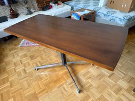 Tisch mit Holzplatte, Metallfüsse auf Rollen