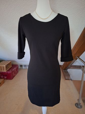 Schickes, schwarzes Kleid mit goldenem Reissverschluss