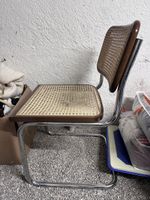 Schöner Freischwinger Stuhl, kaputter Bast