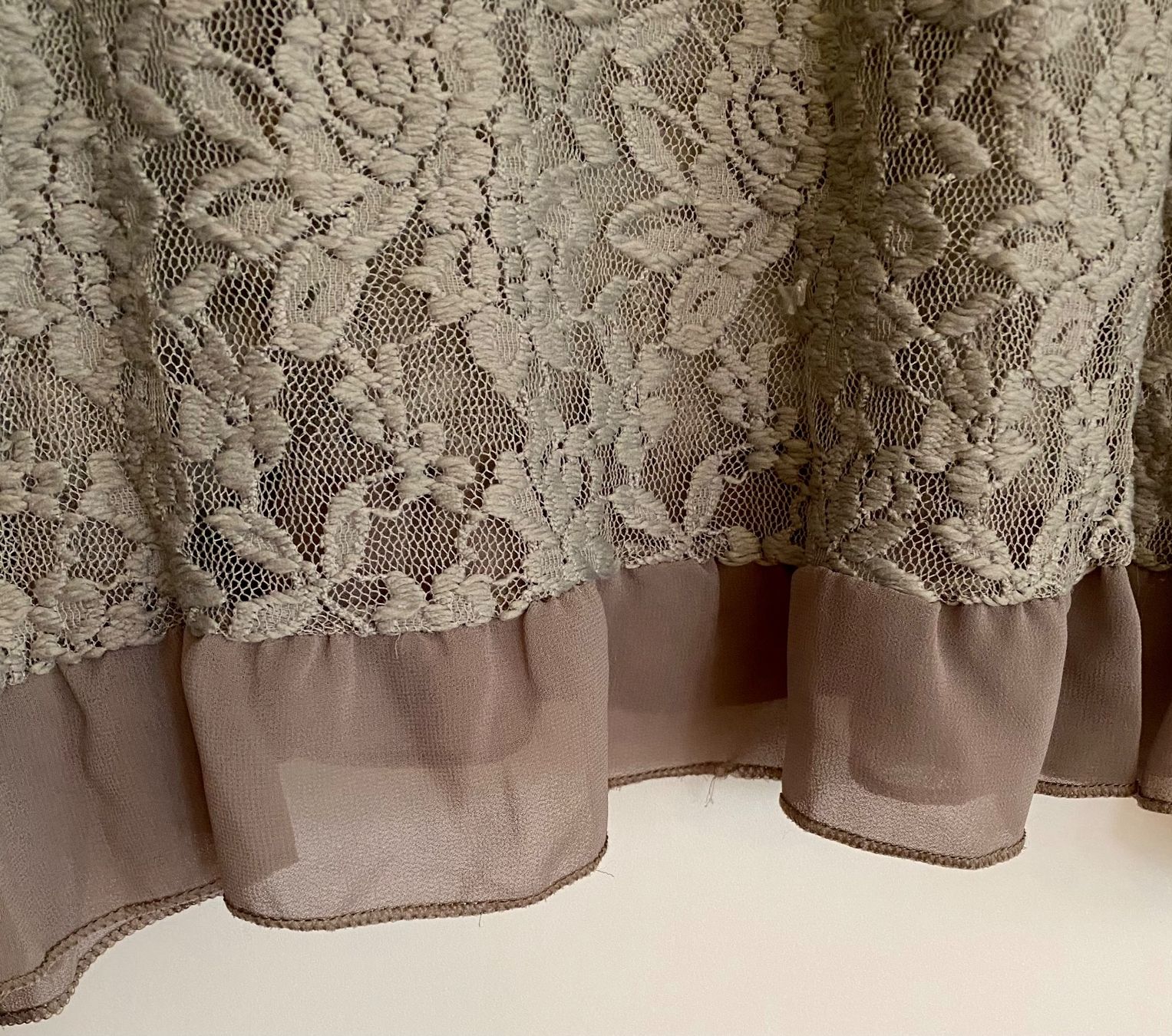 T-shirt: Spitzenoberteil, taupe Gr. M/L – Usato da Zürich venduto da Maria2021 3