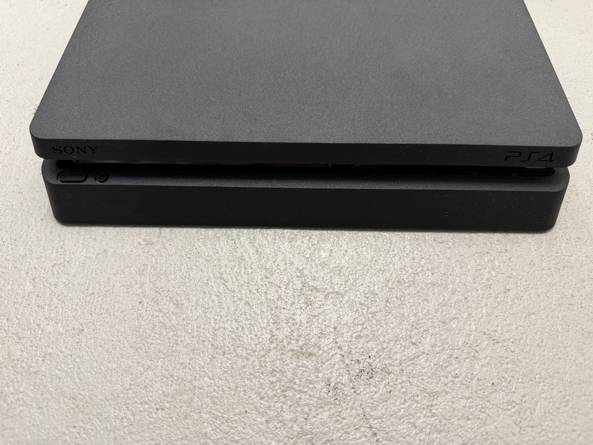 Sony Console: Sony PlayStation 4 Konsole schwarz mit einem Controller – Usato da Zürich venduto da Privat_13 4