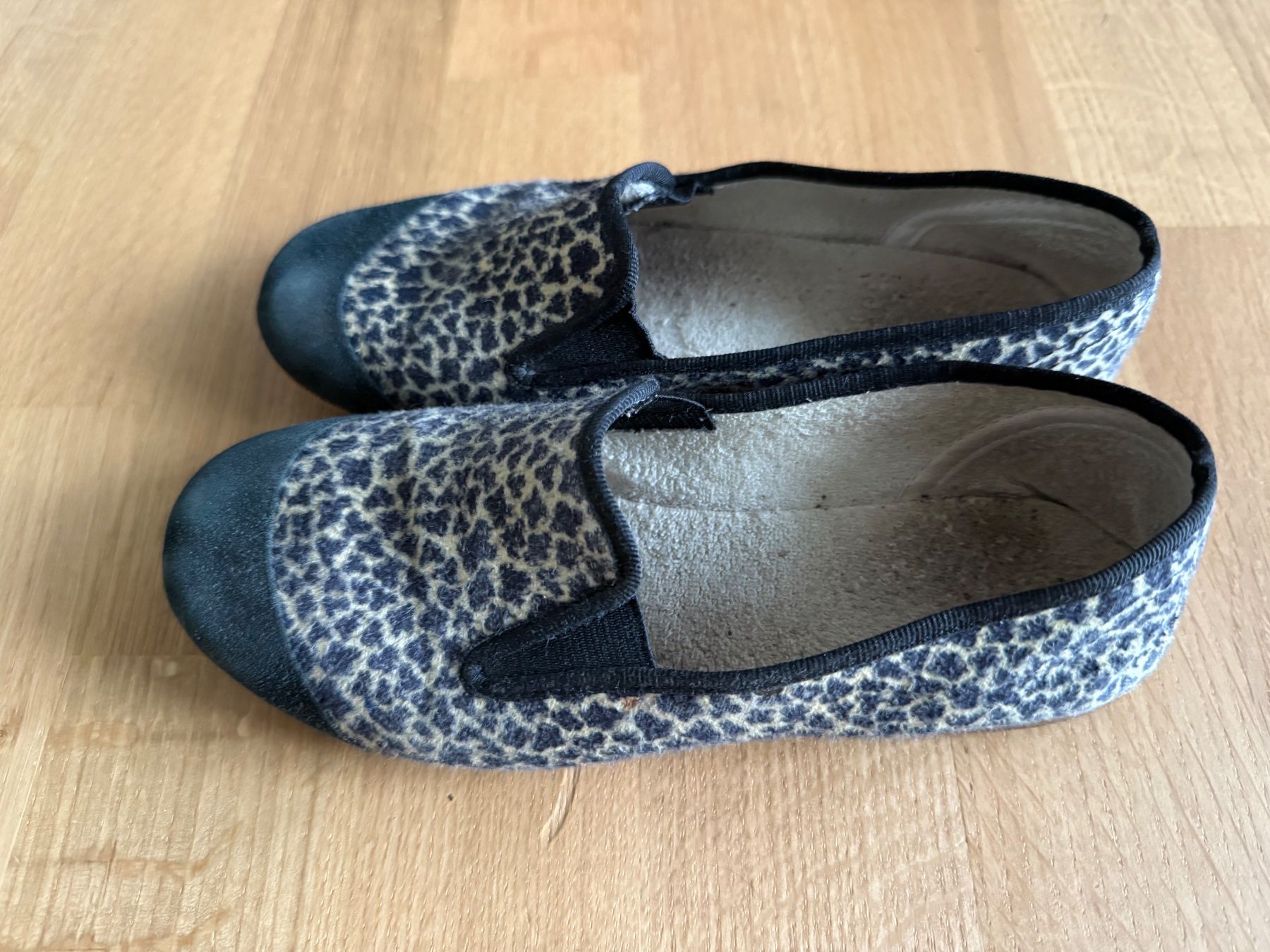 Abbigliamento: Tigerfinkli Hausschuhe Gr 35 – Usato da Hünibach venduto da rotestandem01 1