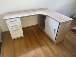 Eckschreibtisch mit viel Stauraum