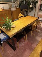 Table en bois massif avec pieds en acier