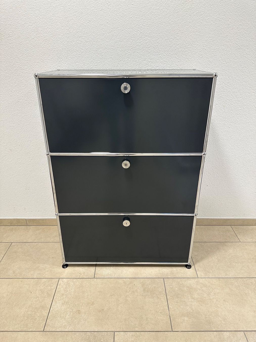 USM Scaffali: USM Highboard 1x3 Anthrazitgrau, Top Zustand – Usato da Grenchen venduto da Design-Outlet