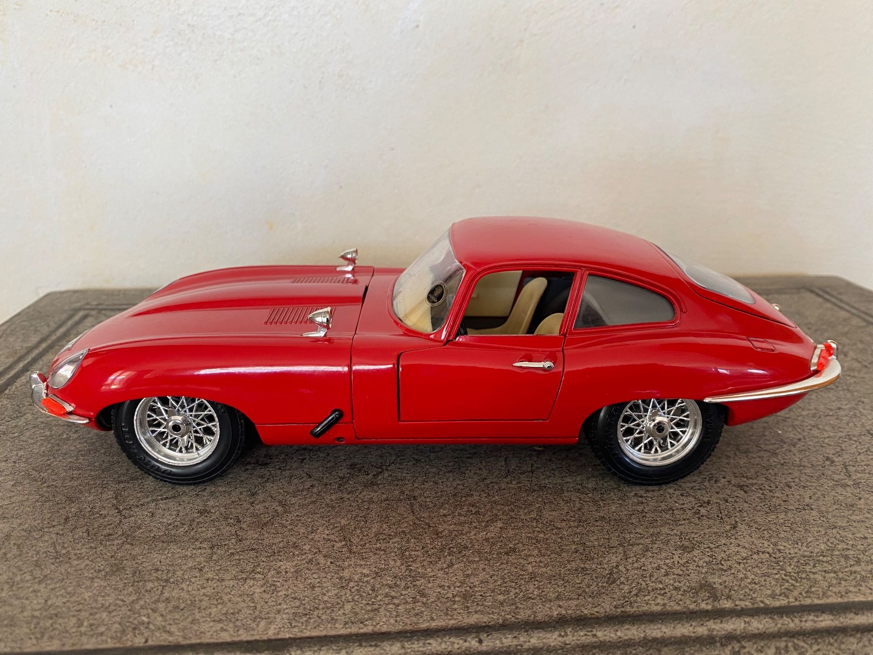 Jaguar Modellini d'auto: Burago 1/18 Jaguar E 1961 – Usato da Balsthal venduto da Uroby 1