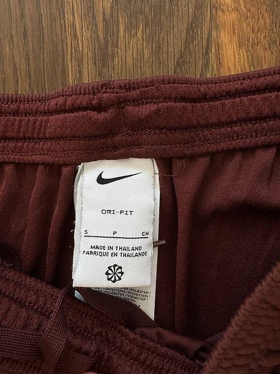 Pantalons: Nike Trainerhose leicht – D'occasion à Dietikon par mic_l9hy 2