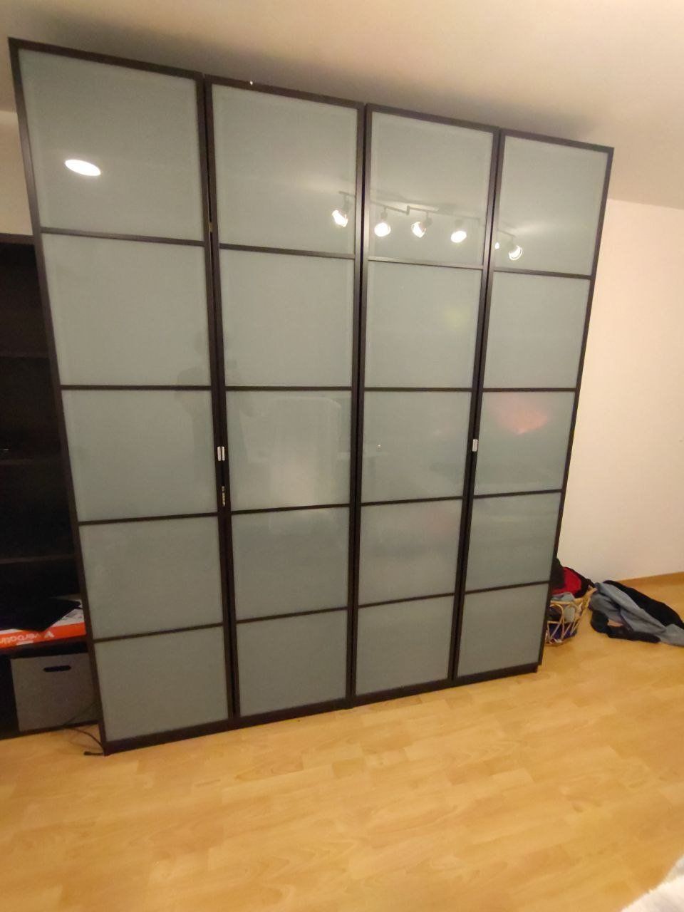 Ikea Armadi: Kleiderschrank Pax Ikea mit Glastüren – Usato da Zürich venduto da taloswow
