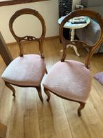Zwei Stühle Holz mit rosa Stoffbezug gebraucht Zustand
