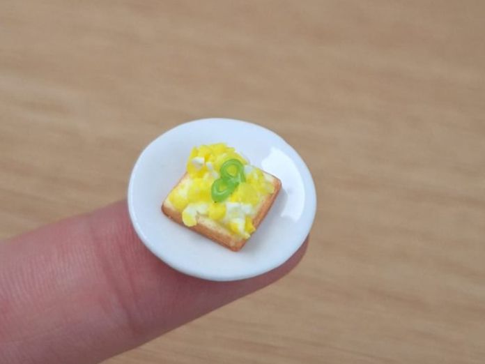 Case e mobili per bambole: Ei Schnittlauch Canape auf Keramik Teller, Handmade – Nuovo (secondo la descrizione) da Zürich venduto da HandmadeTinyFood