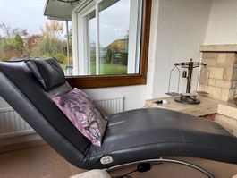 Schwarze Leder Liege elektrisch verstellbar