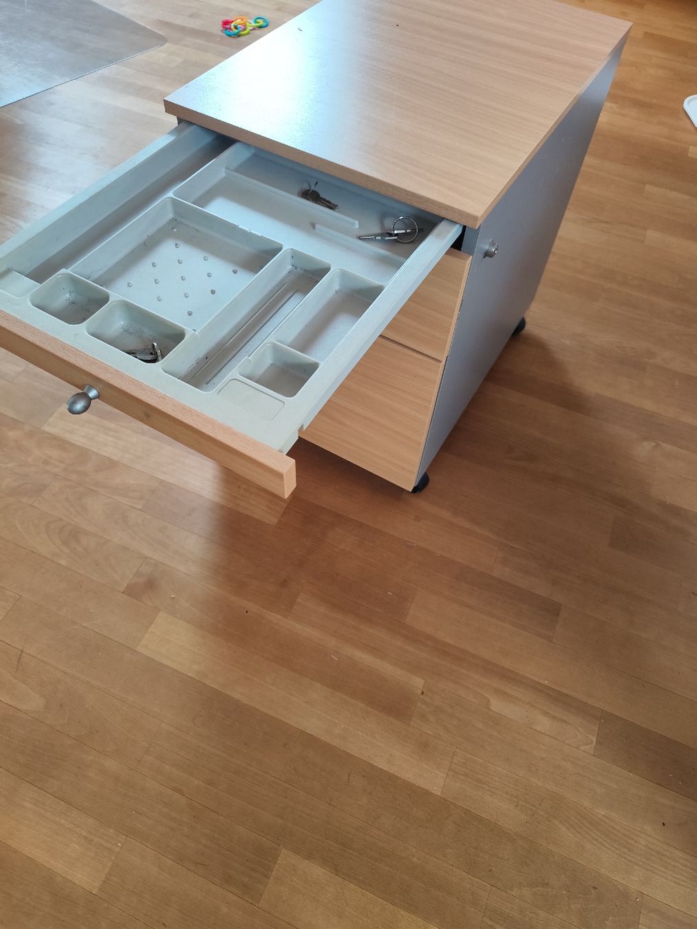Banconi: Rollcontainer Büromöbel Holzoptik, Top Zustand! – Usato da Gutenswil venduto da kueni08 1
