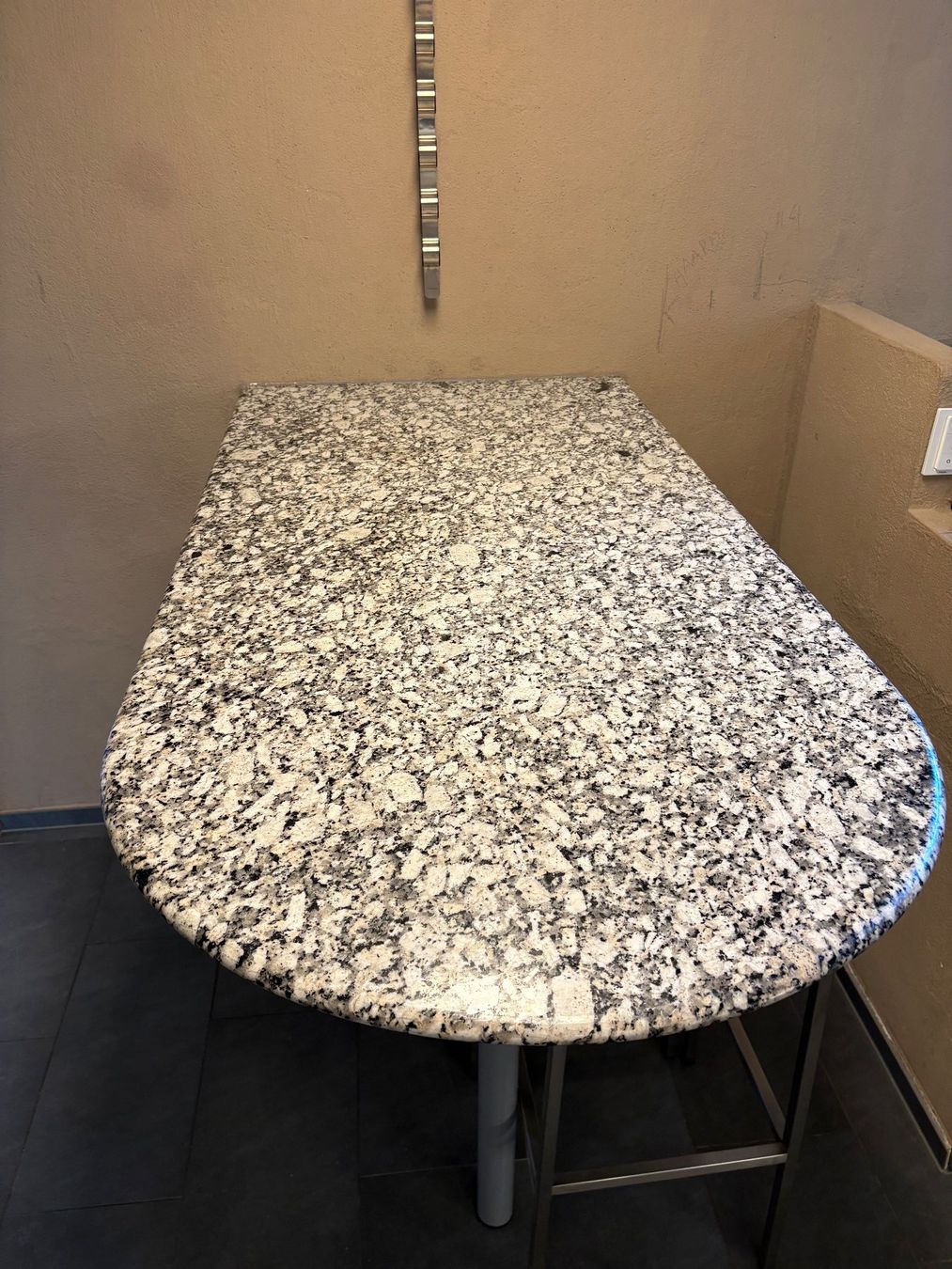 Tische: Tischplatte Granite Bianco Sardo – Gebraucht aus Thalwil von zena4 1