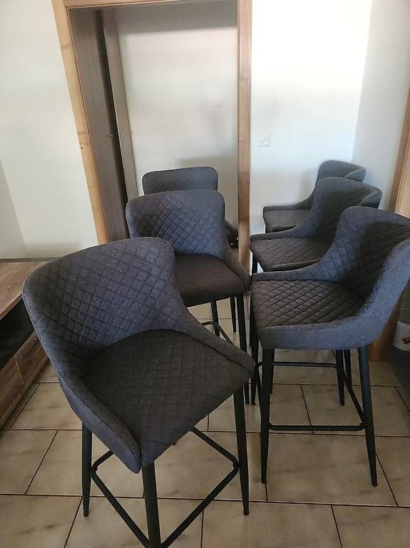Set de table et chaises: Table haute et 6 chaises  – D'occasion à Ardon par Raphael24378 2
