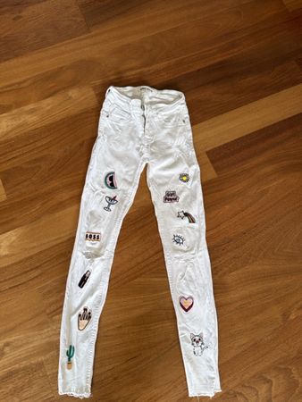 Jeans Tally Weijl mit Patches weiss Grösse 32 gebraucht