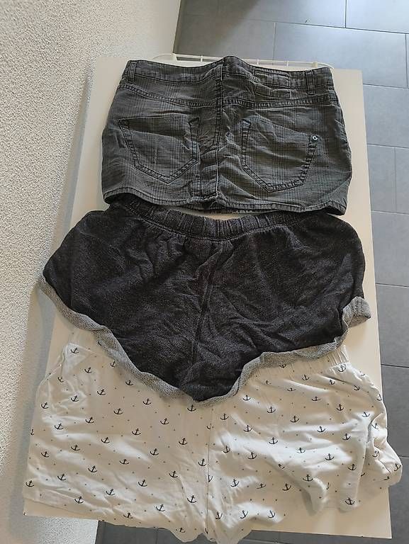 Lots de vêtements: 2x Shorts und 1x Rock Gr. 36 – D'occasion à Nänikon par Manta87 1