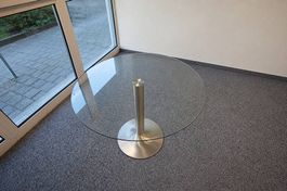 Runder Glastisch mit silberfarbenem Mittelfuss