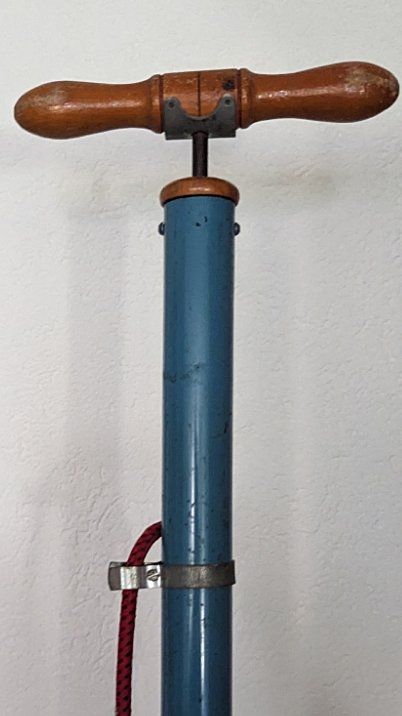 Pompe: Velopumpe, gross, robust. Aus Metall. – Usato da Uetikon am See venduto da Tomarrani 1