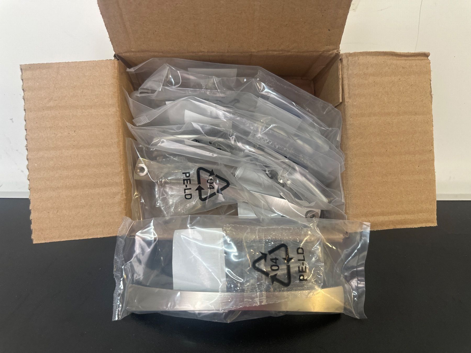 Eisenwaren: Möbelgriffe Nickel matt 128mm von Tegro AG – Neu und originalverpackt aus Gerlafingen von Tsuru