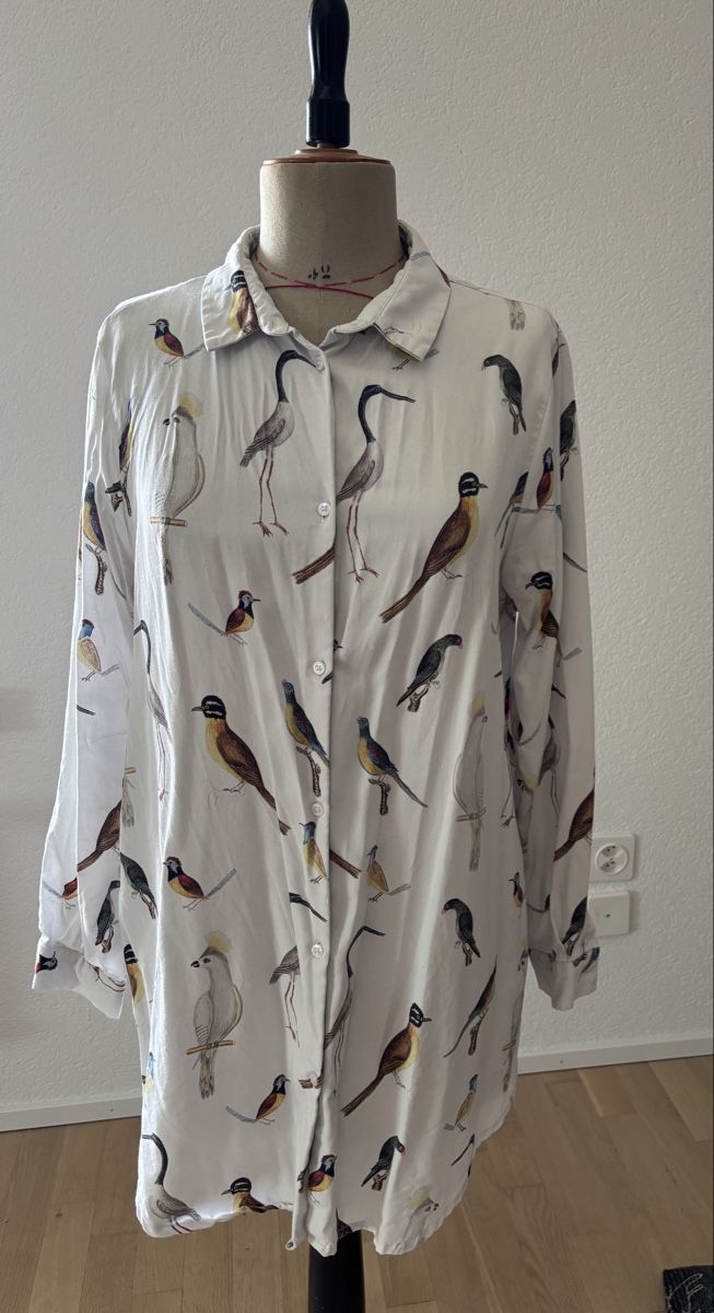 Camicette: Bluse lang mit Vogelmuster Gr L – Usato da Gossau ZH venduto da urselini