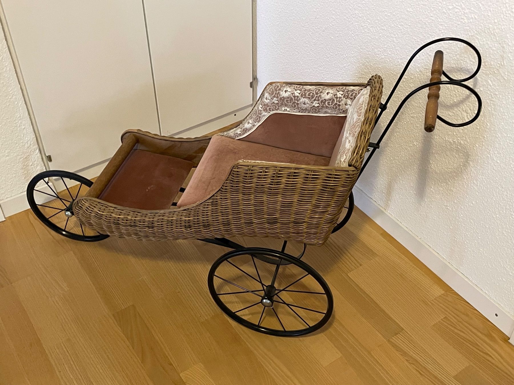 Carrozzine per bambole: Schöner Korb-Puppenwagen – Usato da Rafz venduto da stg101 2