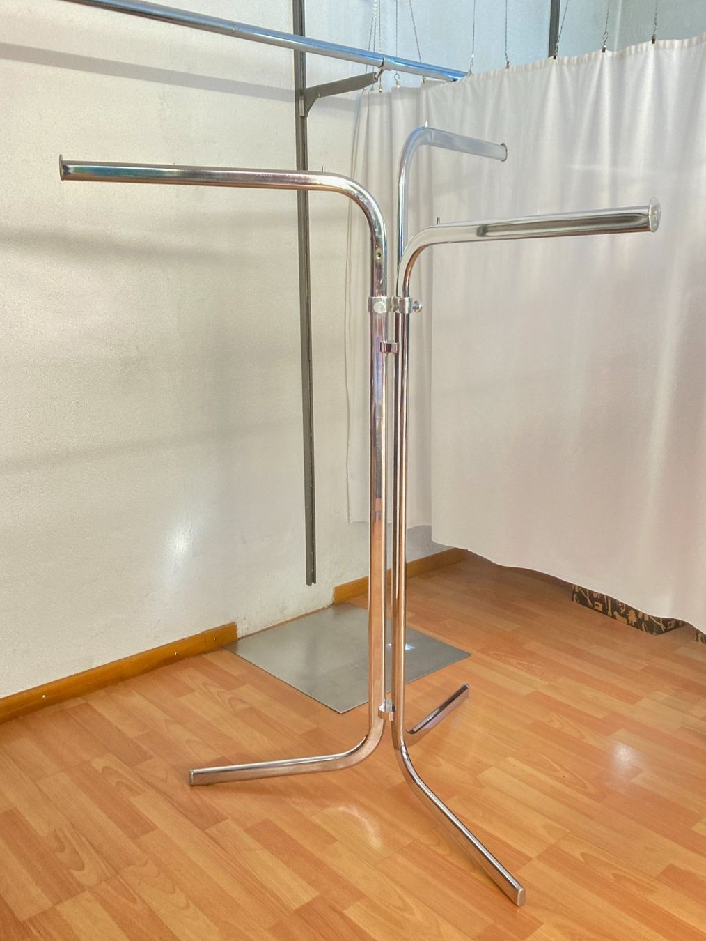 Sonstige Dekorationen & Accessoires: Kleiderständer 3-Arm, gross – Gebraucht aus Luzern von flexibus77