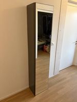 Schrank mit Spiegel