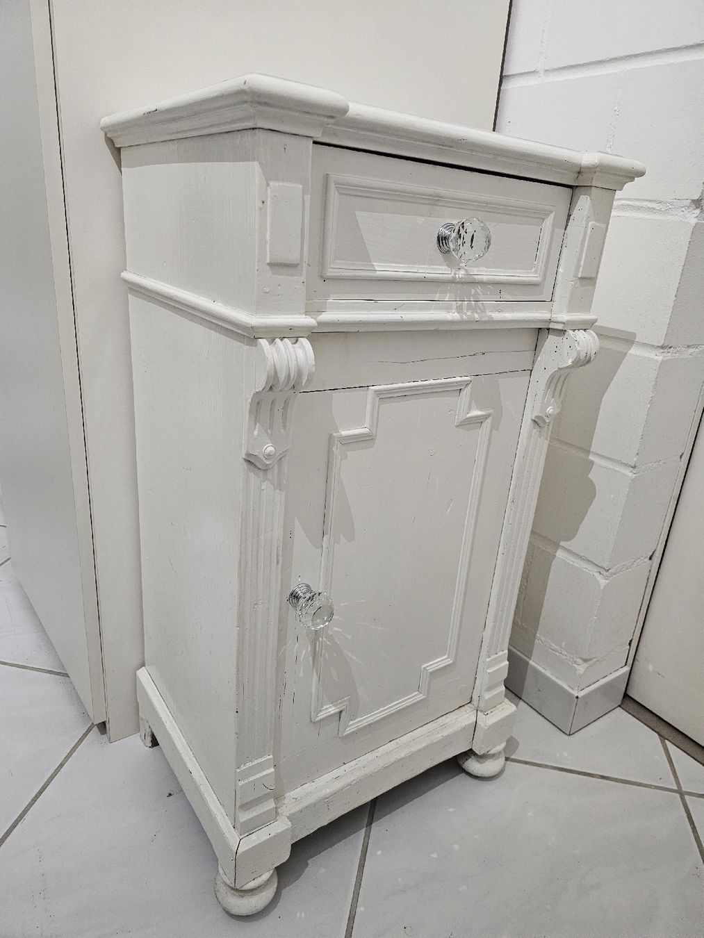 Comodini: Antikes Nachttischchen Shabby Chic weiss – Usato da Obergerlafingen venduto da Deluxepoint 1