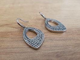Elegante Ohrringe mit Strass, Tropfenform, Silberlook.