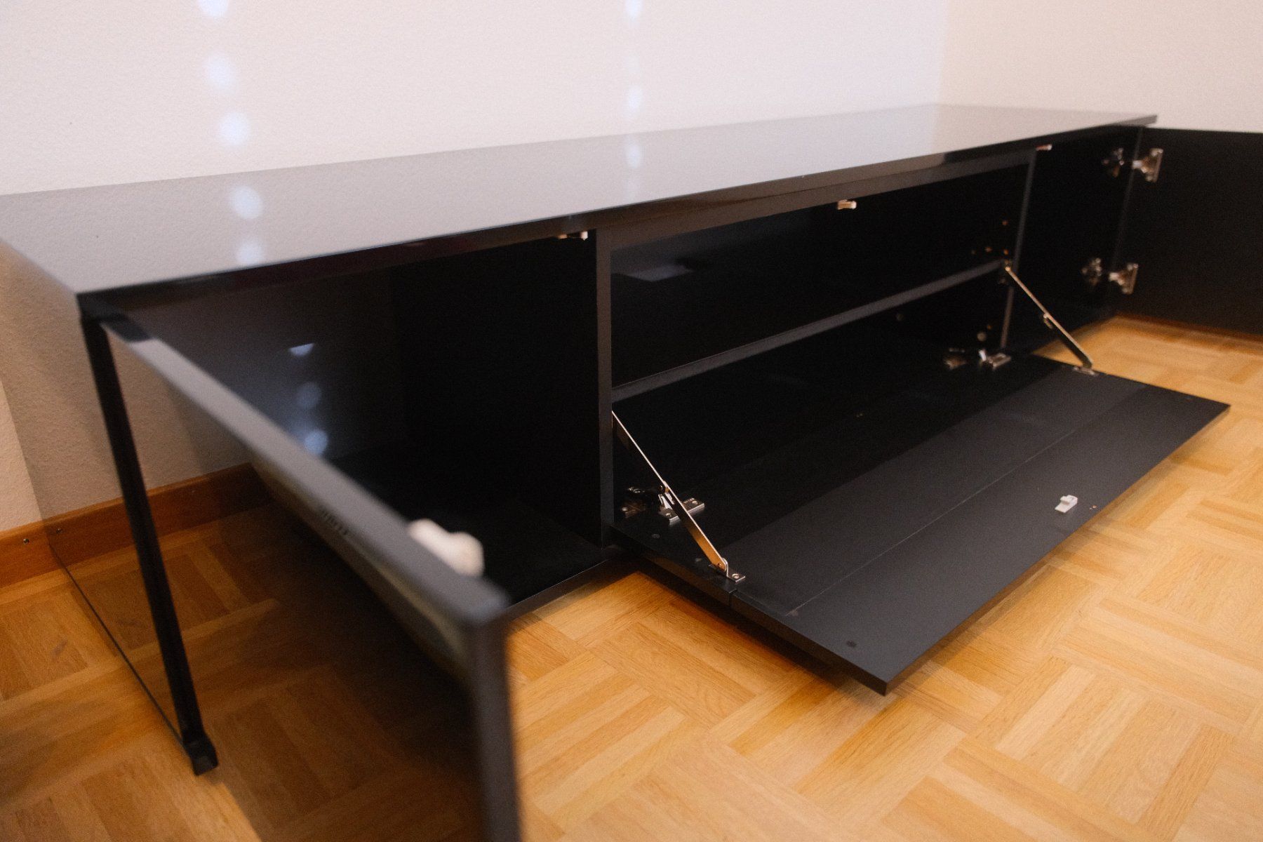 Mobili TV: Schwarzes TV-Möbel / Sideboard in Hochglanz – Nuovo (secondo la descrizione) da Weinfelden venduto da PoJeje 4