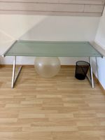 Schreibtisch mit Glasplatte und Metallgestell